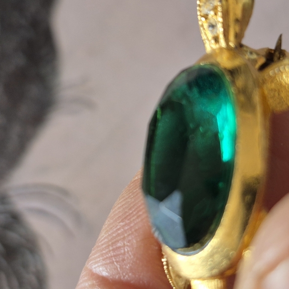 Gold and Green Turtle Brooch with Intricate Details - Picture 8 of 8